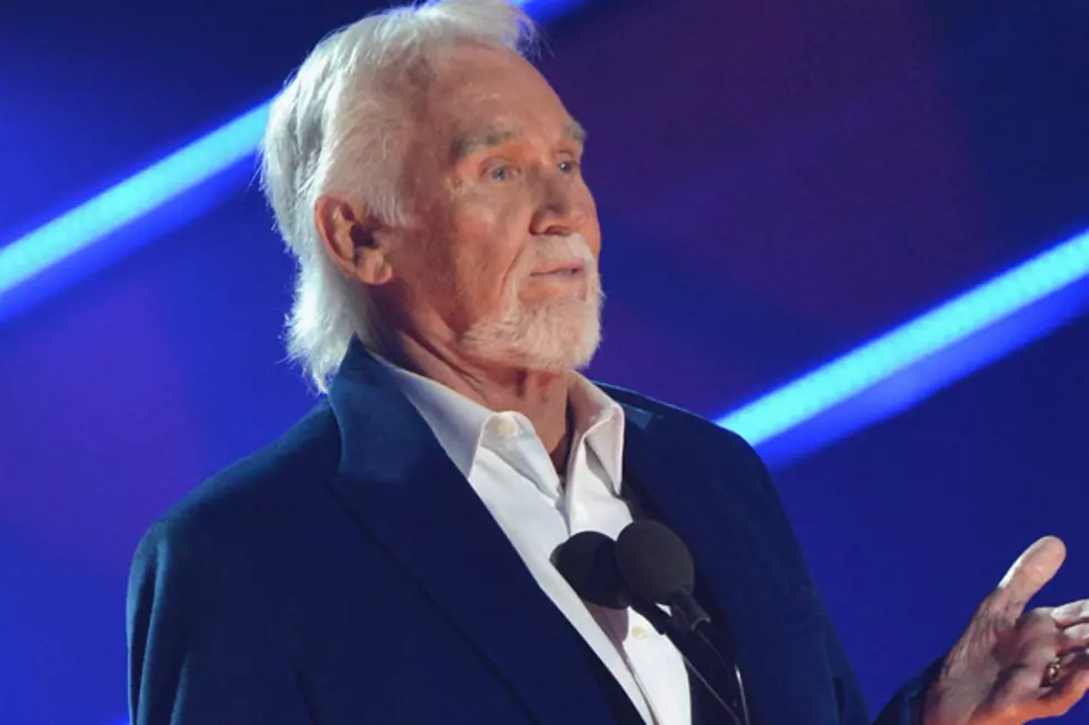 Kenny Rogers Receives Willie Nelson Lifetime Achievement Award at CMAs [Video]