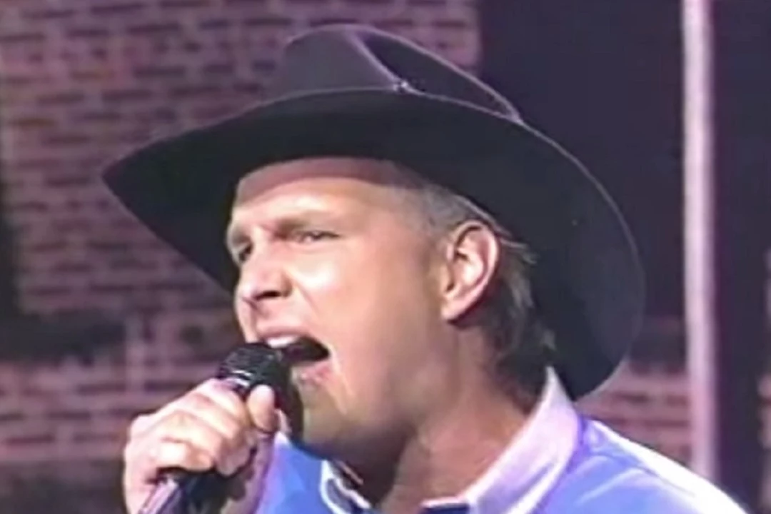 Country Music Memories: Garth Brooks Performs With KISS