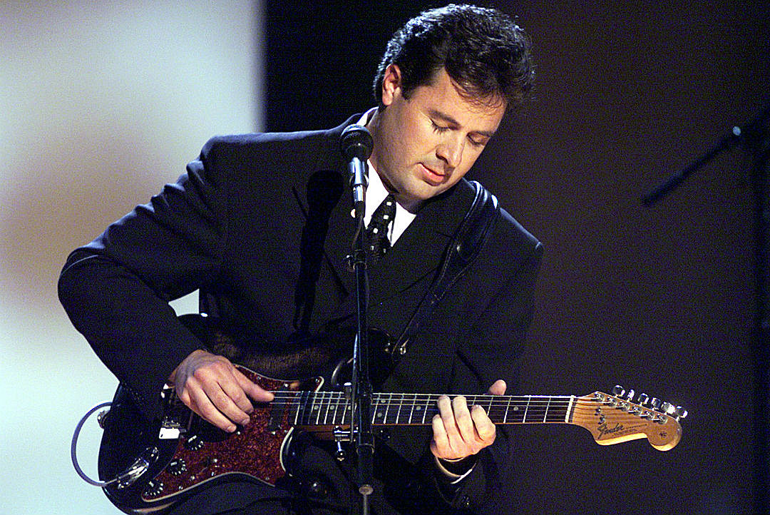Country Music Memories: Vince Gill Wins Five CMA Awards