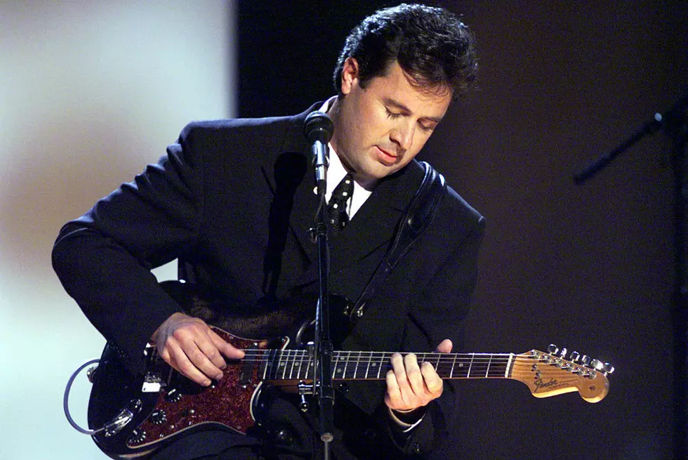 30 Years Ago: Vince Gill Wins Five CMA Awards