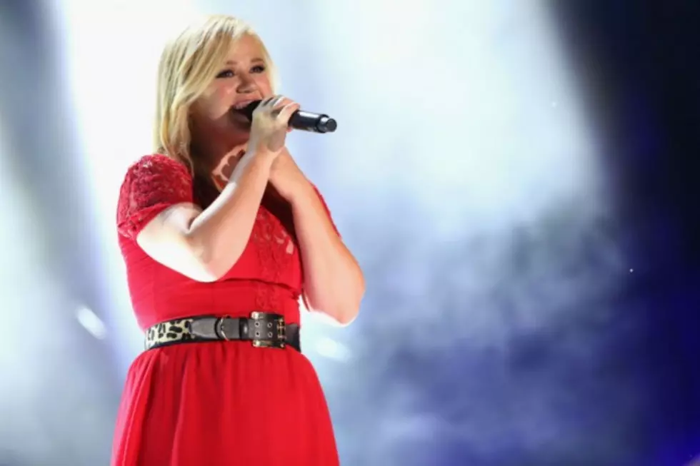 News Roundup &#8212; Kelly Clarkson Discusses Her Pregnancy, Garth Brooks Shares Moment With Special Olympian
