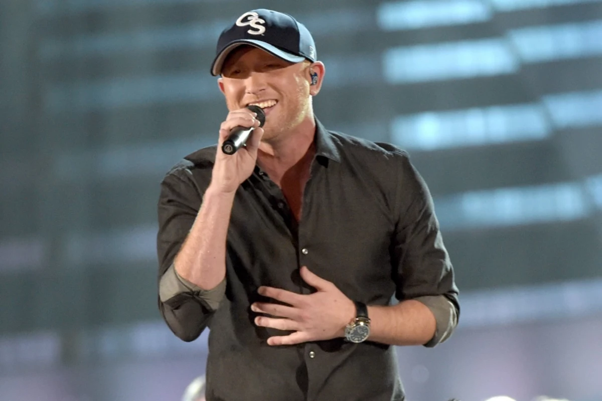 Cole Swindell Was 'Chillin' It' During 2014 CMA Awards
