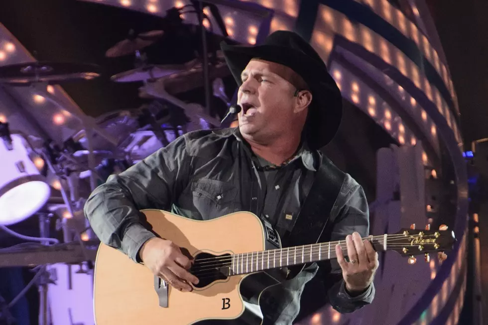Garth Brooks Performs &#8216;People Loving People&#8217; at the 2014 American Music Awards [VIDEO]
