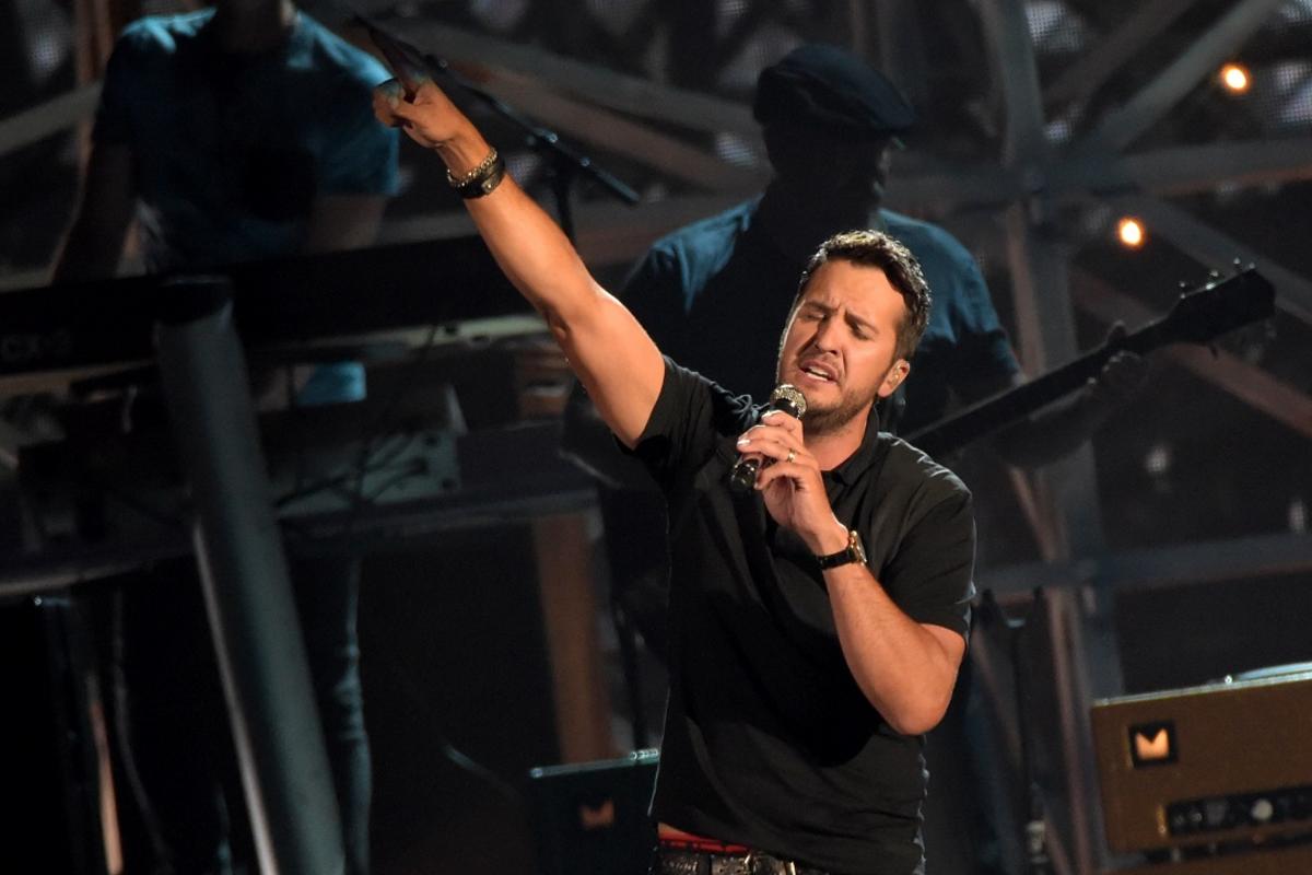 Luke Bryan Earns 'Standing O' With 'Roller Coaster' at CMAs