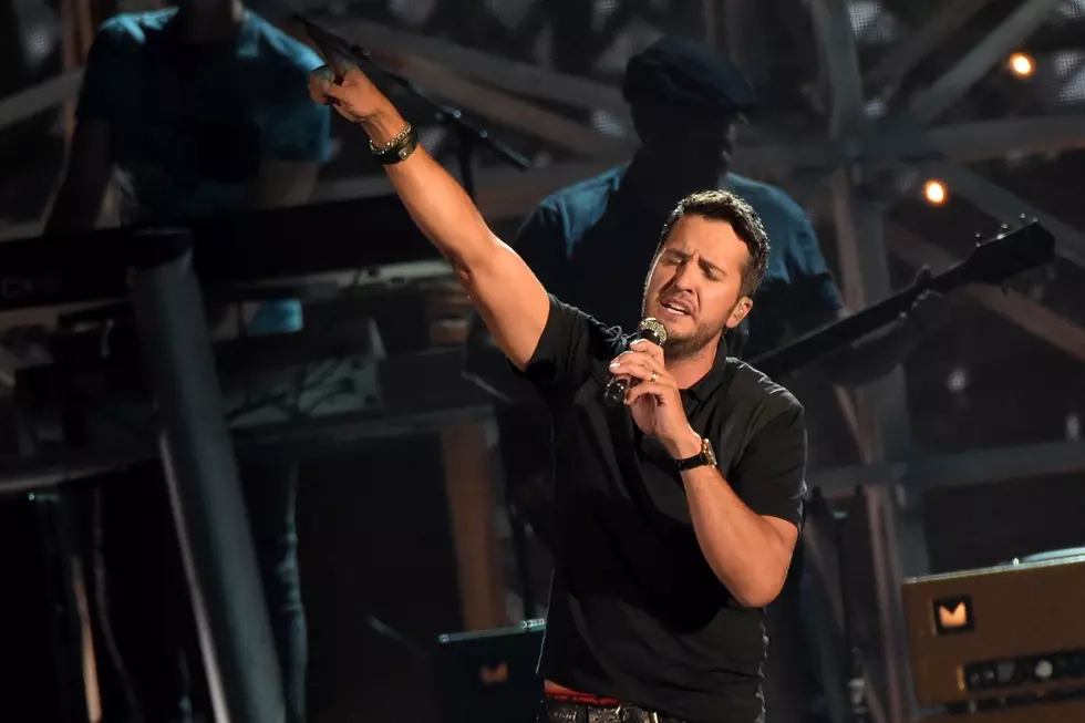 Luke Bryan Earns Standing Ovation With ‘Roller Coaster’ 2014 CMA Awards Performance [WATCH]