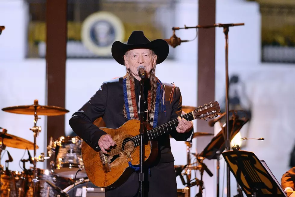 33 Years Ago: Willie Nelson&#8217;s &#8216;Stardust&#8217; Spends 10 Years on the Billboard Charts