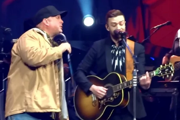 Download Garth Brooks, Justin Timberlake Sing 'Friends in Low Places'