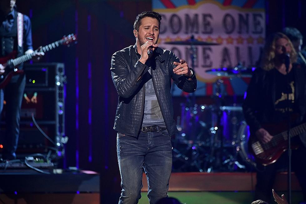 Luke Bryan Wins Male Vocalist, Performs at 2014 ACC Awards