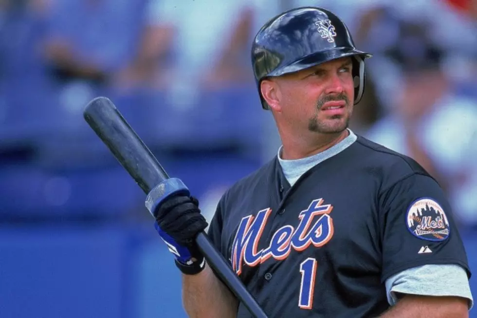 21 Years Ago: Garth Brooks Wraps Up Spring Training With the New York Mets