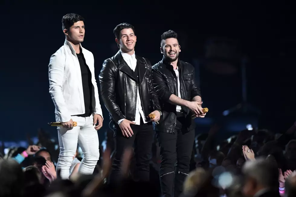 Dan + Shay and Nick Jonas Perform &#8216;Jealous&#8217;, &#8216;Chains&#8217; at 2015 ACM Awards [WATCH]
