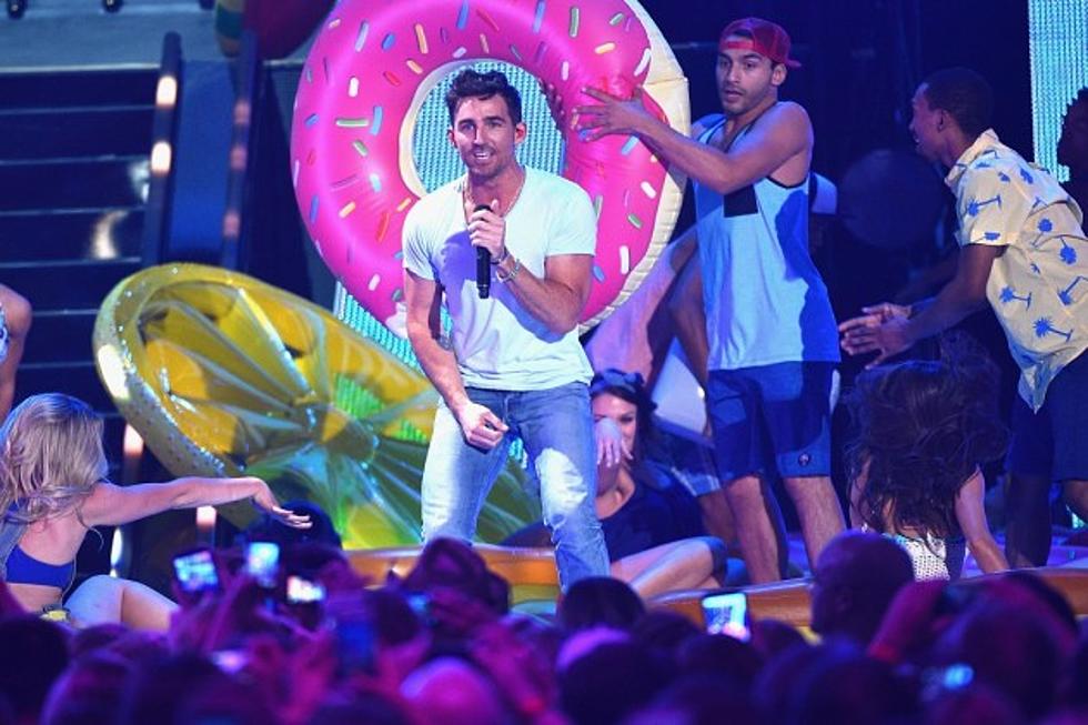 Jake Owen Crowd Surfs His Way Into &#8216;Real Life&#8217; Performance at the 2015 CMT Music Awards