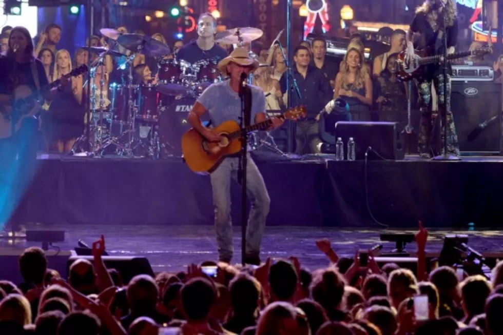 Kenny Chesney Sings &#8216;American Kids&#8217; at the 2015 CMT Music Awards