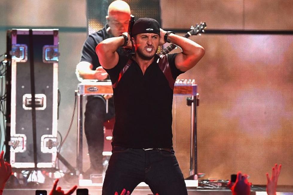 Luke Brian Kicks Up Excitement at the 2015 CMT Music Awards With &#8216;Kick the Dust Up&#8217;