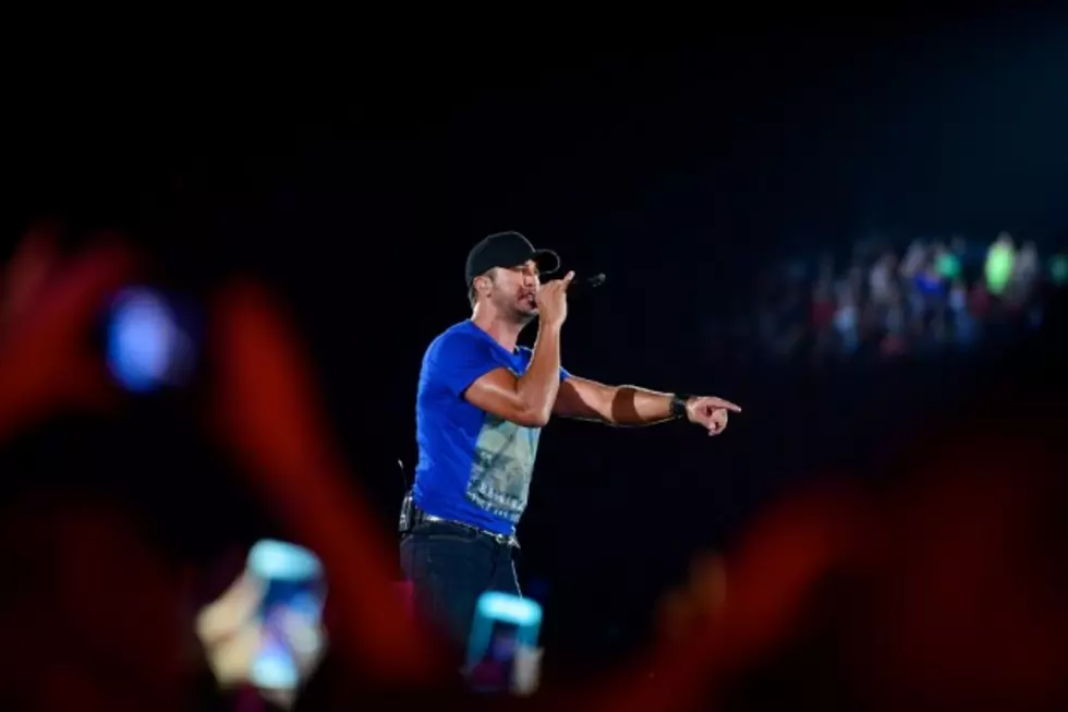 Concert Review: Luke Bryan Proves He&#8217;s Entertainer of the Year Material on 2015 Kick the Dust Up Tour