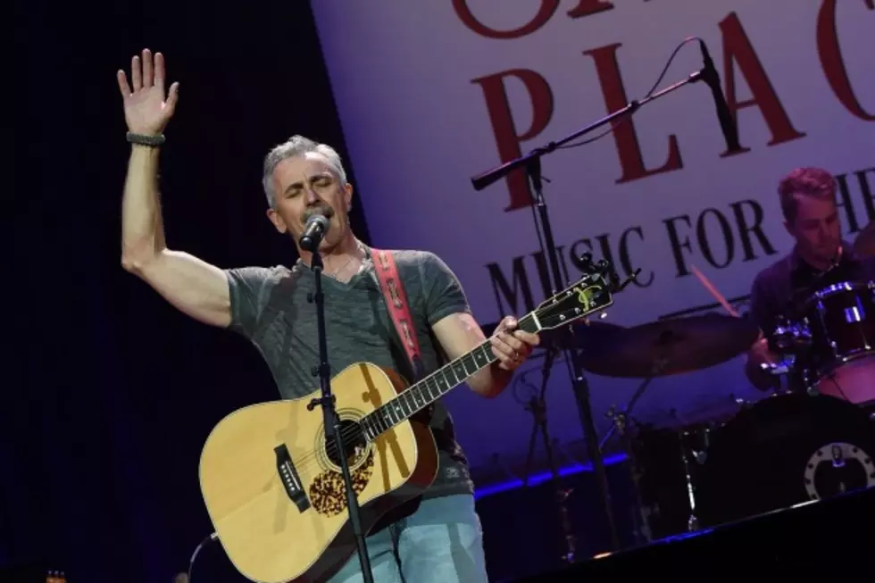 Aaron Tippin Creates New Blackberry Wine