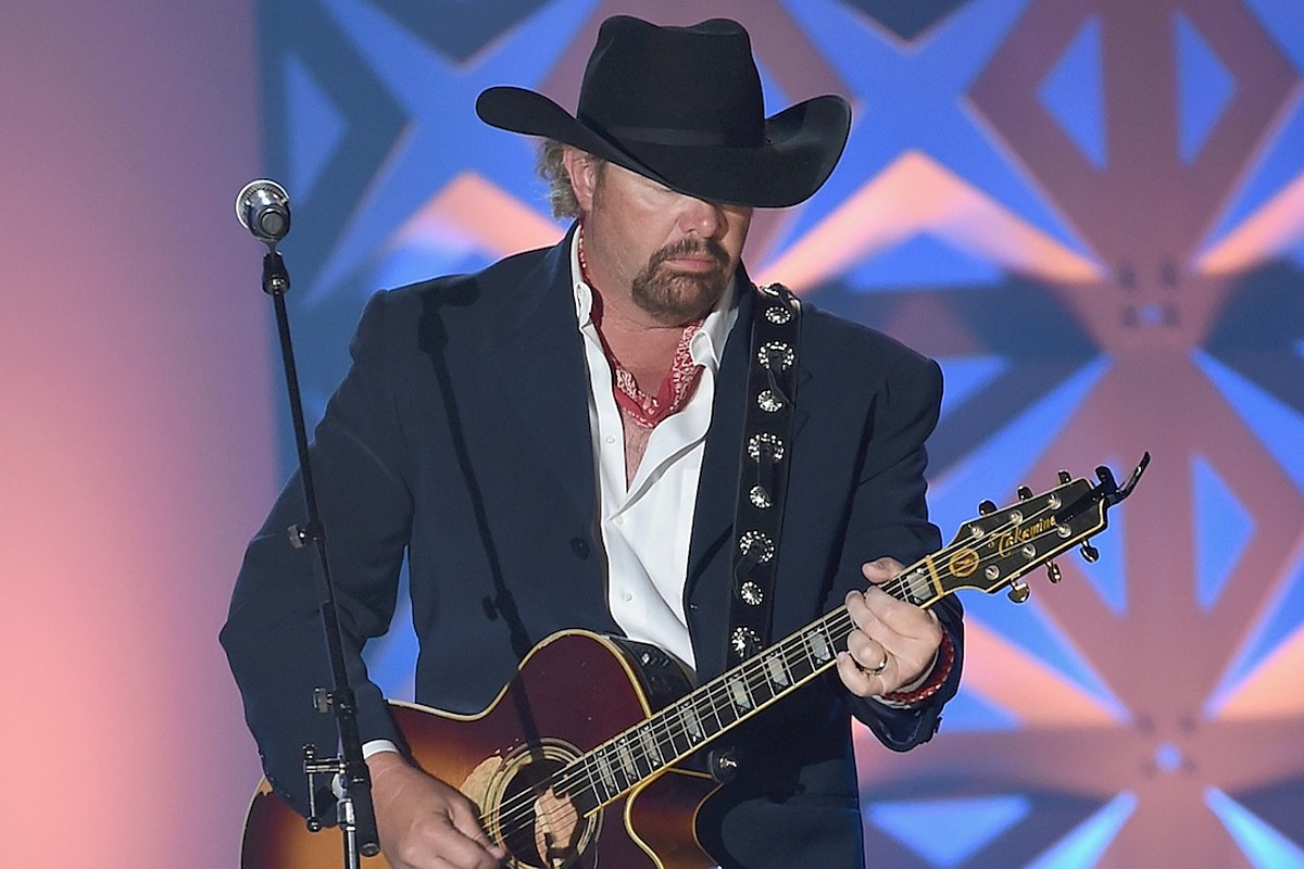 Toby Keith Emotionally Salutes 93-Year-Old Vet in Concert