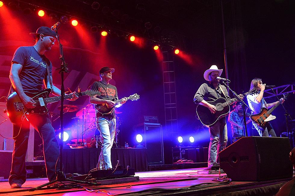 Interview: Randy Rogers Band Reflect on 'Nothing Shines Like Neon'