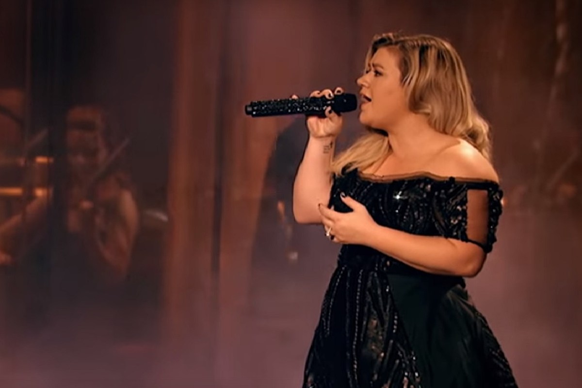 Watch Kelly Clarkson + Josh Groban's 'Phantom of the Opera' Duet