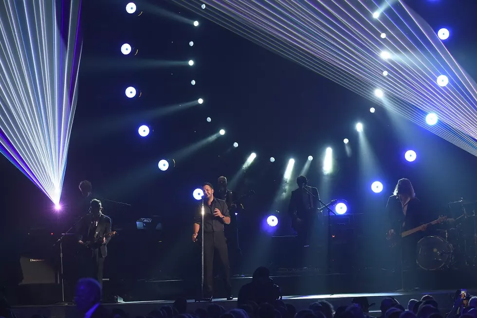 Luke Bryan Gets Sultry at the 2015 CMA Awards With &#8216;Strip It Down&#8217; [WATCH]
