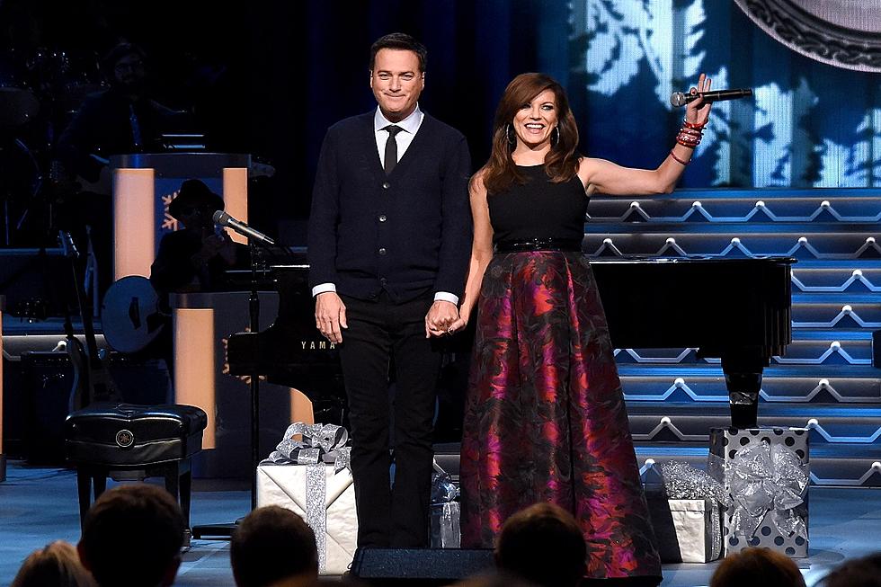 Watch Martina McBride Sing &#8216;White Christmas&#8217;, &#8216;What Child Is This?&#8217; at the 2015 CMA Country Christmas
