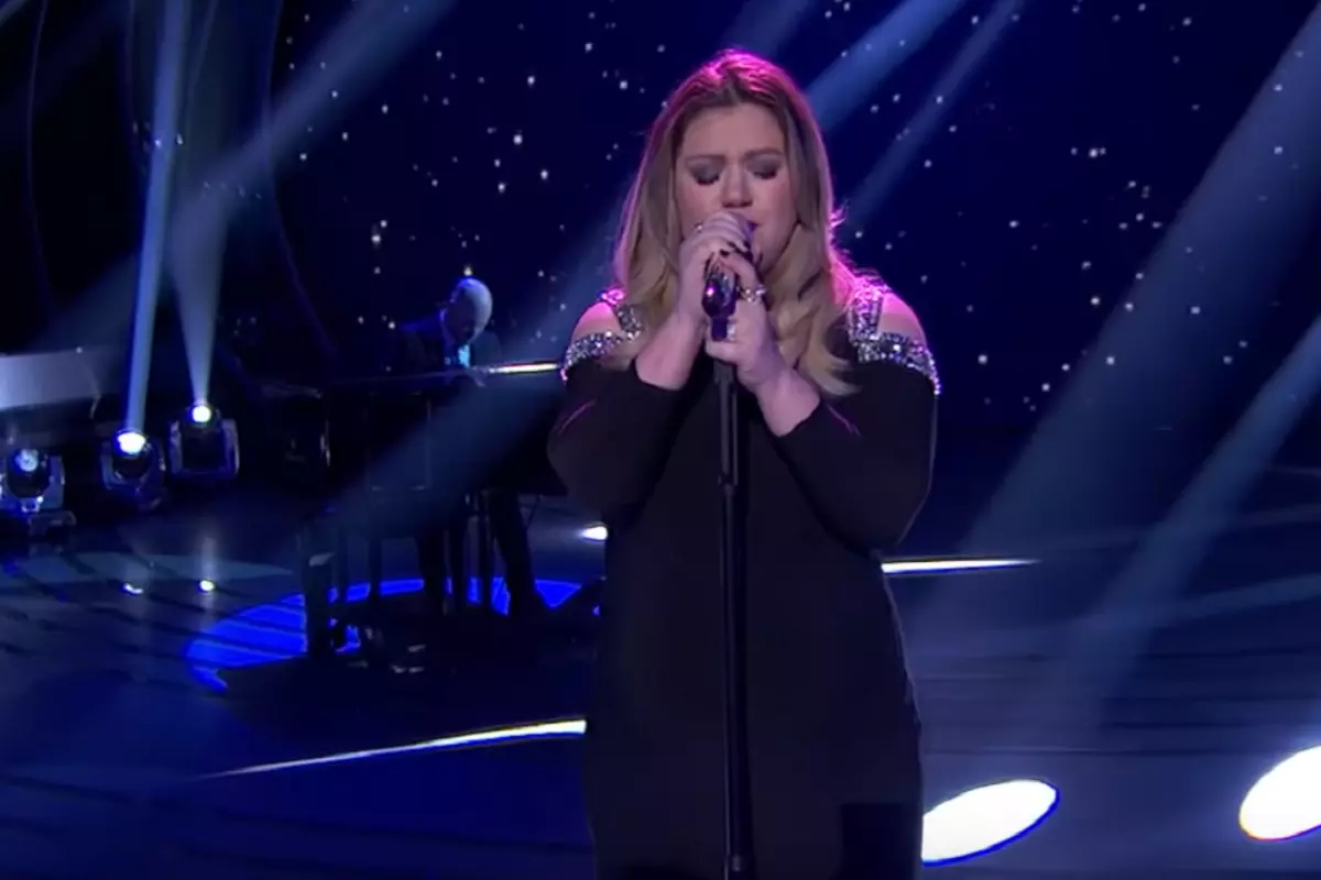 Kelly Clarksons Idol Performance Gets Emotional Response Watch 6417