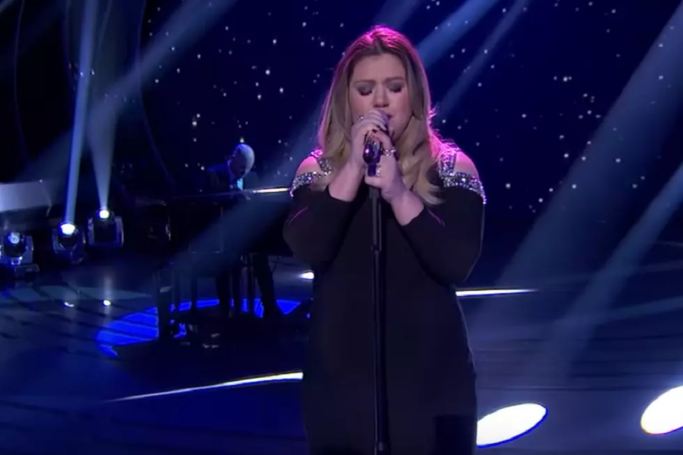 Kelly Clarkson&#8217;s &#8216;American Idol&#8217; Performance Earns Emotional Response [WATCH]