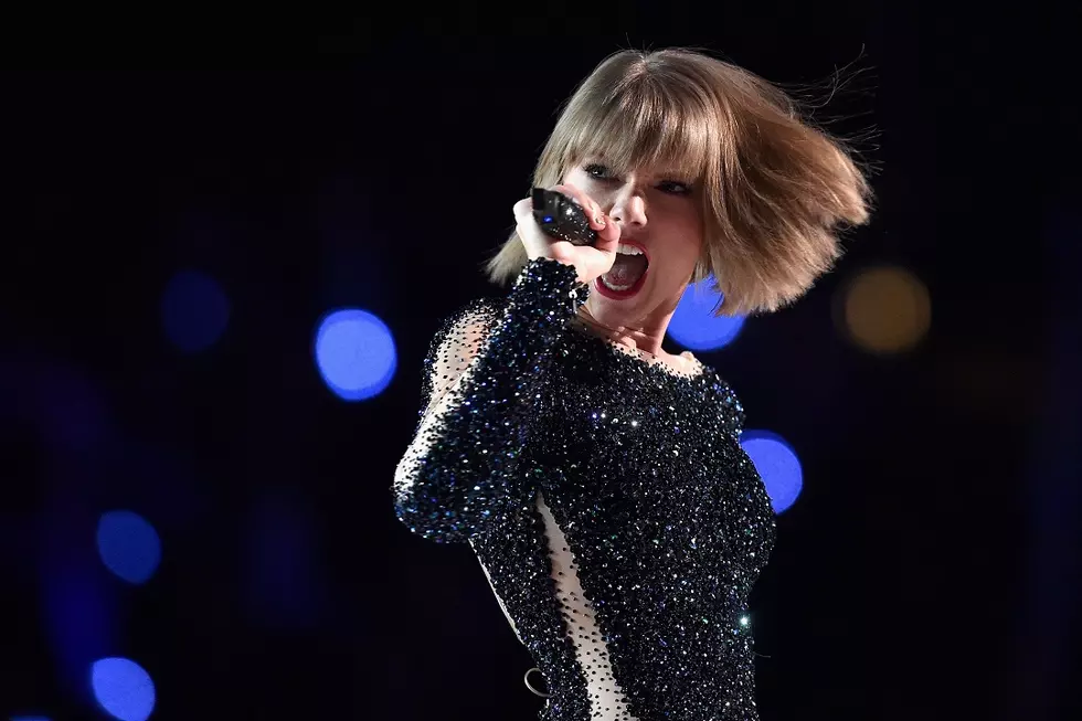 Taylor Swift Opens 2016 Grammy Awards With ‘Out of the Woods’ [WATCH]