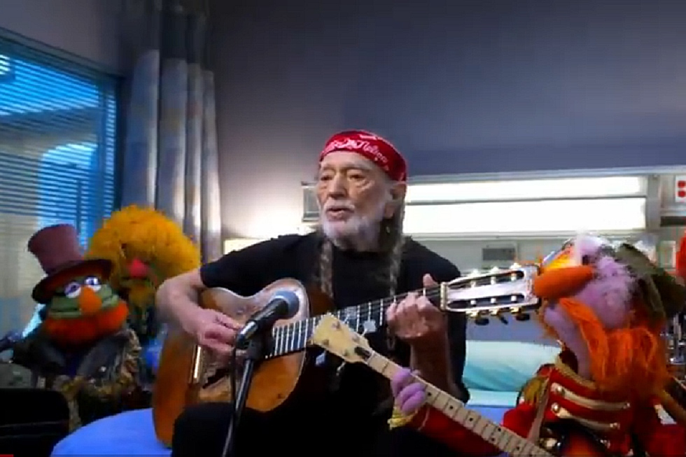 Watch Willie Nelson Perform on ‘The Muppets’ Season Finale