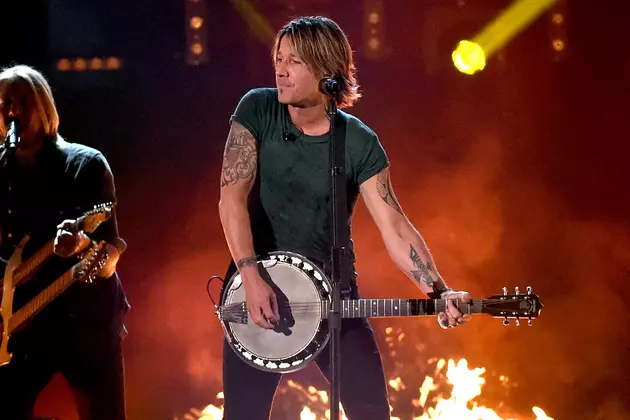 Keith Urban Performs &#8216;Wasted Time&#8217; at 2016 ACM Awards