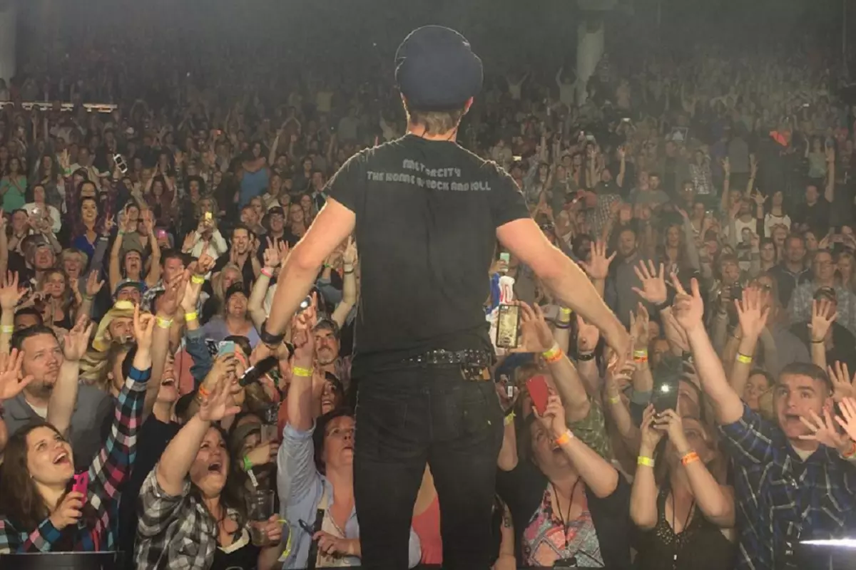 Review Dierks Bentley Heats Up Detroit on Somewhere on a Beach Tour