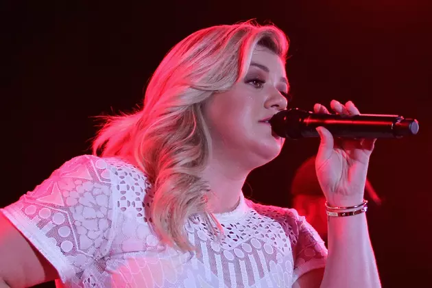 Kelly Clarkson Signs With Atlantic Records, Planning &#8216;Soulful&#8217; Album for 2017