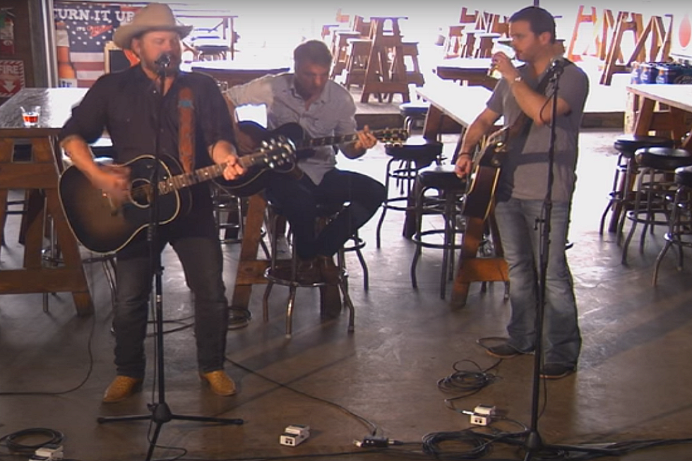 Randy Rogers, Wade Bowen Hang Out in a Bar to Sing ‘Hangin’ Out in Bars’ [WATCH]
