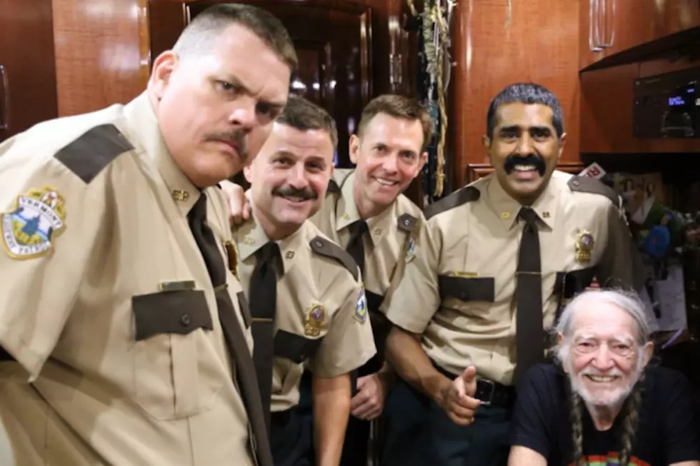 Willie Nelson Hangs With (Super) Troopers in Boston [WATCH]