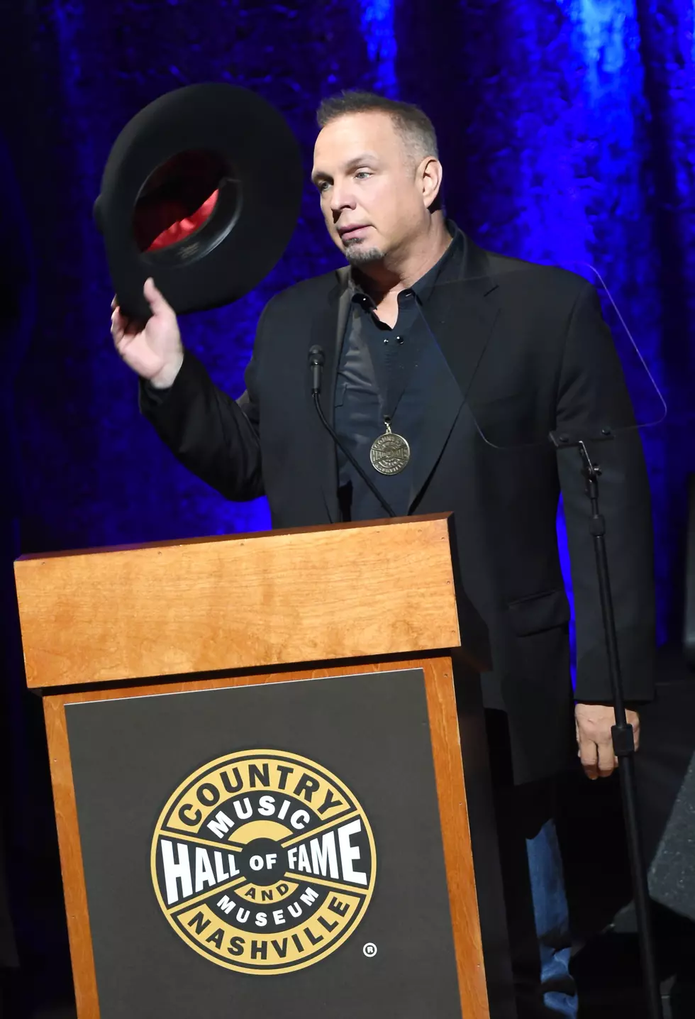 Garth Brooks Takes the ‘Mannequin Challenge’ Live in Concert [WATCH]
