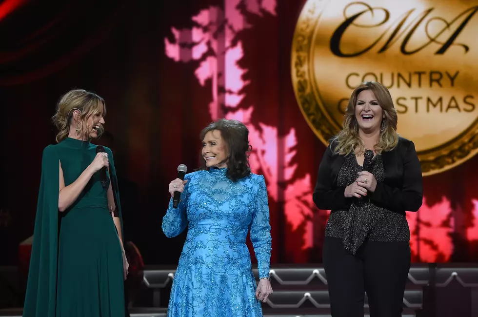 Lynn, Yearwood, Nettles Join for 'Country Christmas' [WATCH]