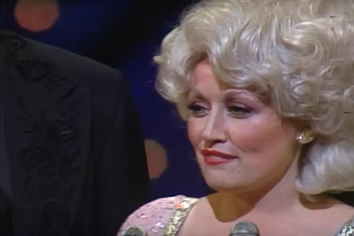 Dolly Parton Remembers Her 1978 CMAs Wardrobe Malfunction