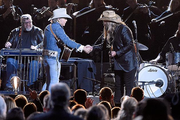 Chris Stapleton, Dwight Yoakam Sing &#8216;Seven Spanish Angels&#8217; at 2016 CMA Awards