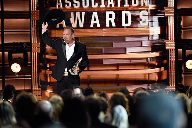 Garth Brooks Wins Entertainer of the Year at the 2016 CMA Awards