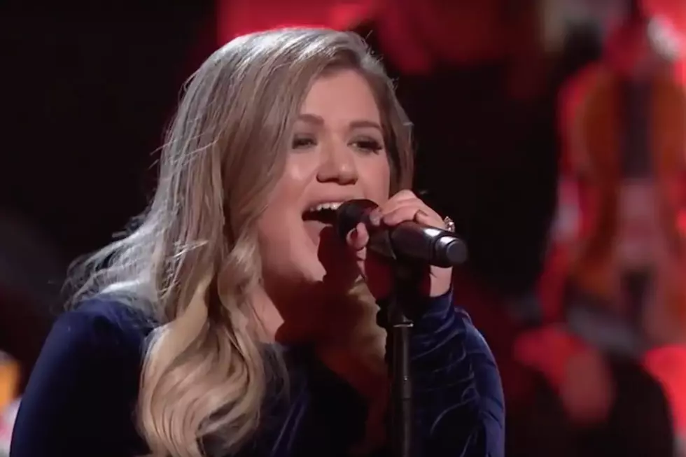 Watch Kelly Clarkson Perform the National Anthem Before Nashville Stanley Cup Playoffs Game