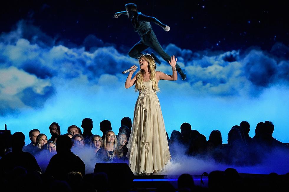 Kelsea Ballerini’s 2016 CMA Awards ‘Peter Pan’ Performance Includes Acrobatics
