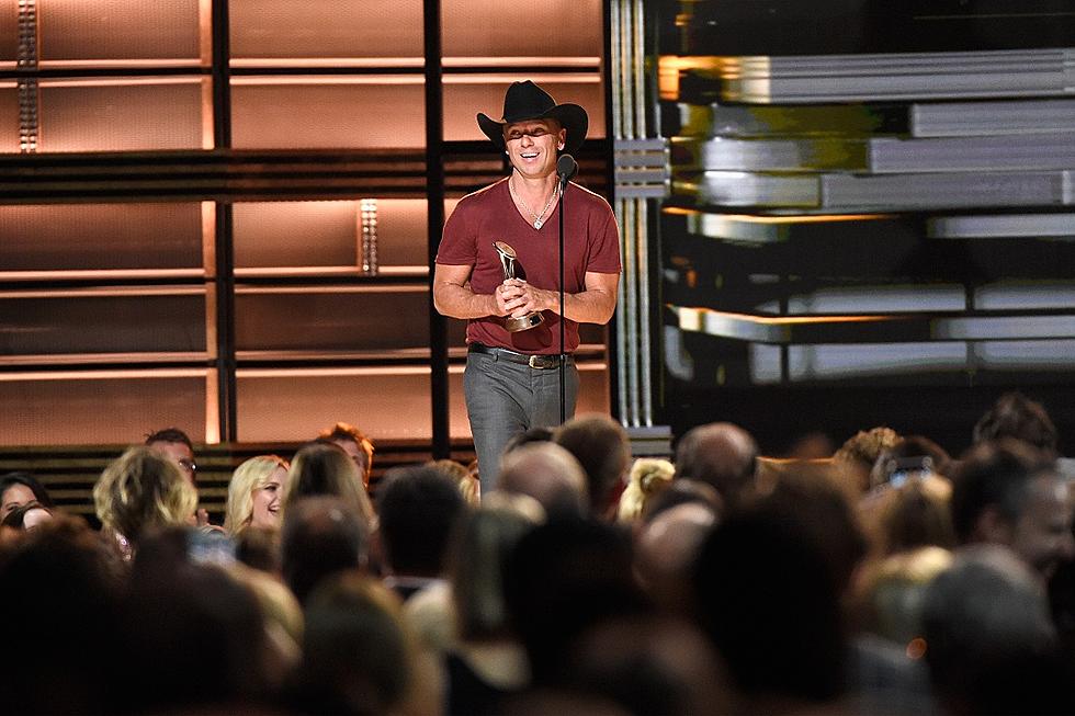 Kenny Chesney Receives Pinnacle Award at 2016 CMA Awards