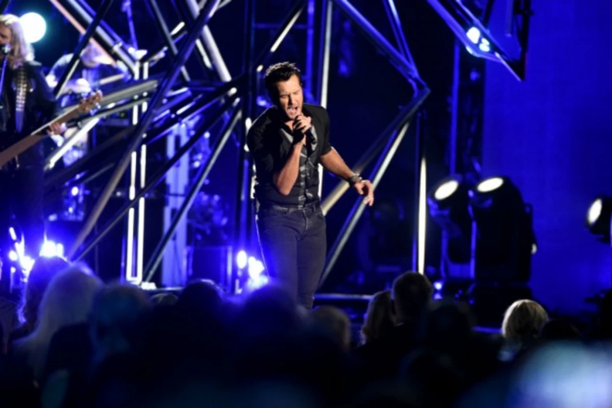 Luke Bryan Keeps the CMA Awards Energy High With a Rousing 'Move'
