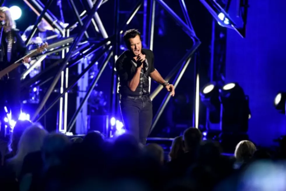 Luke Bryan Keeps the CMA Awards Energy High With a Rousing ‘Move’