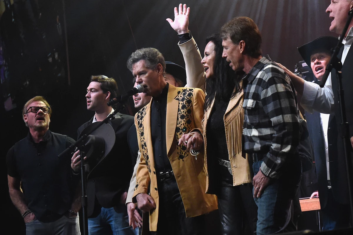 Watch Randy Travis Lead a SingaLong at Tribute Concert