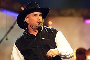 35 Years Ago: Garth Brooks Releases His Debut Album