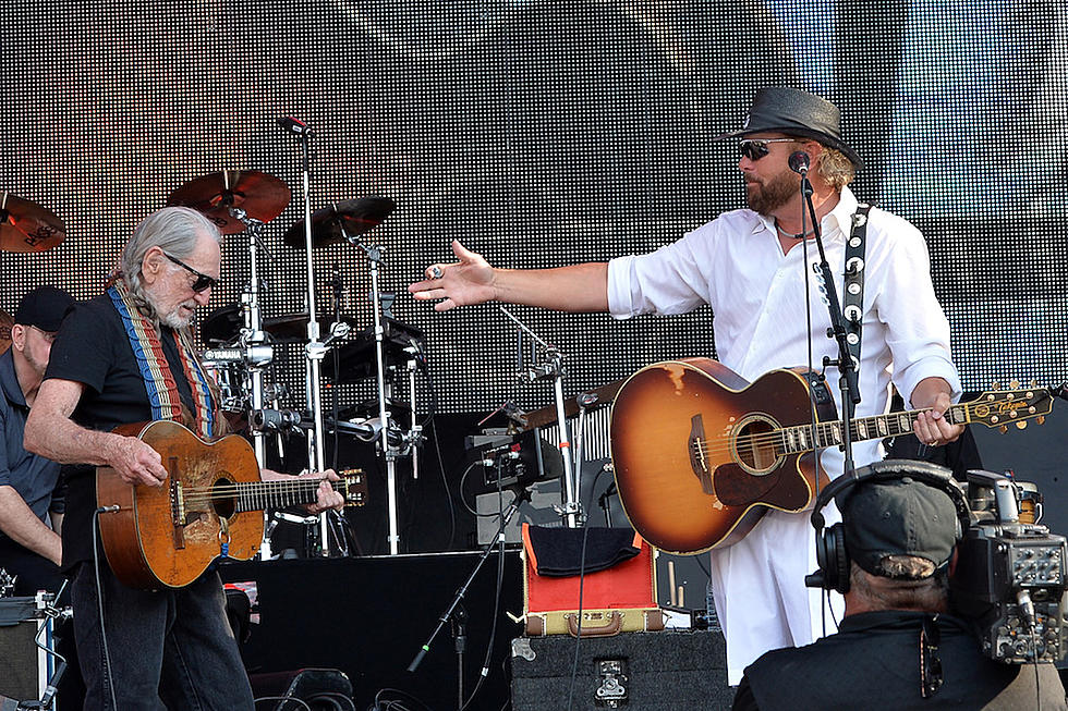 Toby Keith, Willie Nelson Tribute Merle Haggard With &#8216;Ramblin&#8217; Fever&#8217; [WATCH]