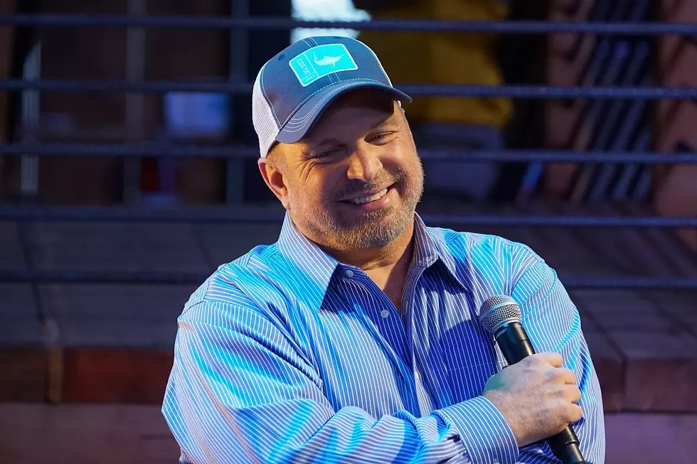 Garth Brooks Makes Surprise Appearance at CMA Fest 2017 [WATCH]