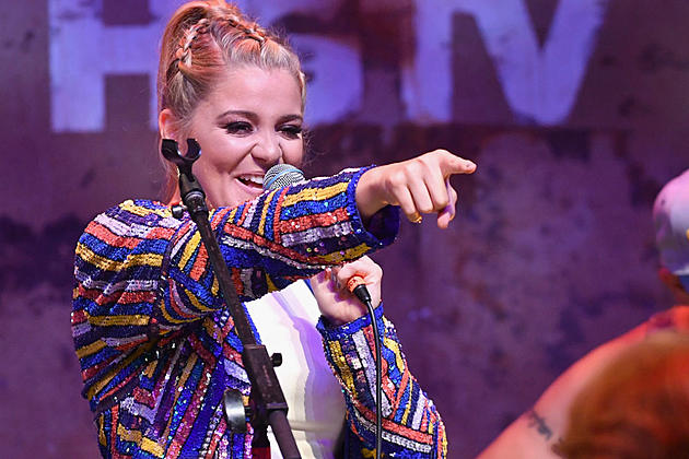 Lauren Alaina Sings With Fans Backstage After Rain-out [VIDEOS]