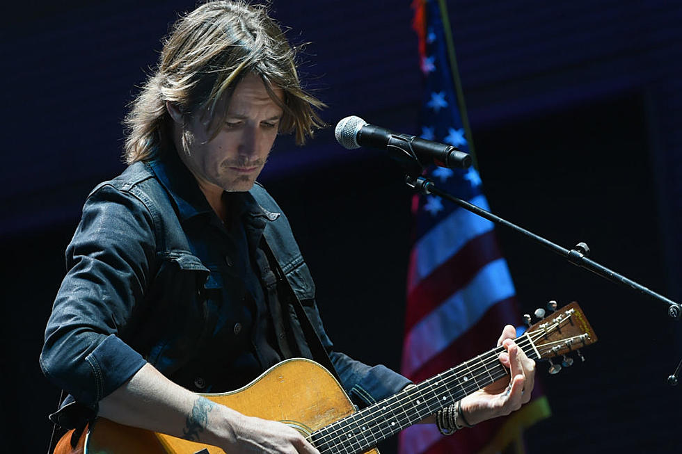 Keith Urban Covers ‘Lean on Me’ as Route 91 Harvest Festival Tribute [WATCH]