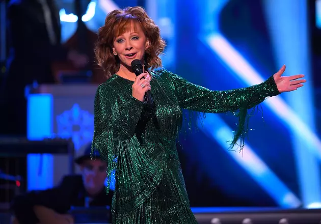 Reba McEntire Returning as &#8216;CMA Country Christmas&#8217; Host in 2018